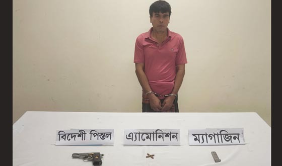 মুজিবনগরে অস্ত্র গুলি ও ম্যাগাজিনসহ ১১ মামলার আসামি গ্রেফতার