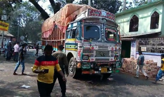 একদিন বন্ধের পর  হিলি স্থলবন্দরের আমদানি-রপ্তানি বাণিজ্য চালু