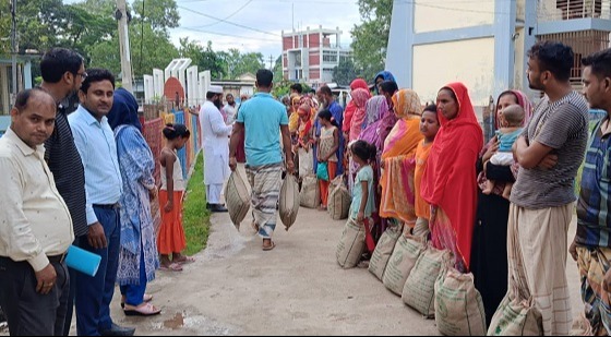 পোরশায় বন্যার্তদের মাঝে ত্রাণসামগ্রী বিতরণ