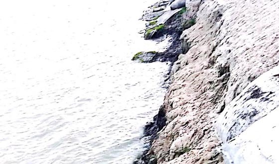 বেড়িবাঁধ ভাঙন আতঙ্কে নির্ঘুম রাত কাটছে