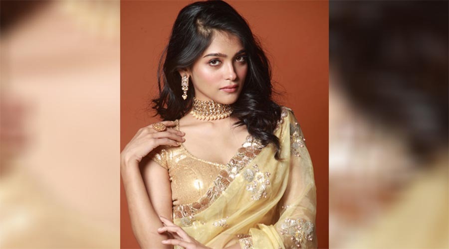 সুইমস্যুটে উষ্ণতা ছড়ালেন টালিউড তারকা অনুষা