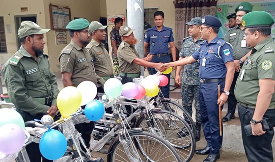 সাতক্ষীরায় আনসার ও ভিডিপি সদস্যদের মাঝে সাইকেল বিতরণ