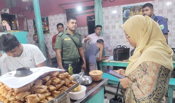 বাঘায় অস্বাস্থ্যকর পরিবেশে মিষ্টি তৈরীর অভিযোগে ৪ ব্যবসায়ীর জরিমানা