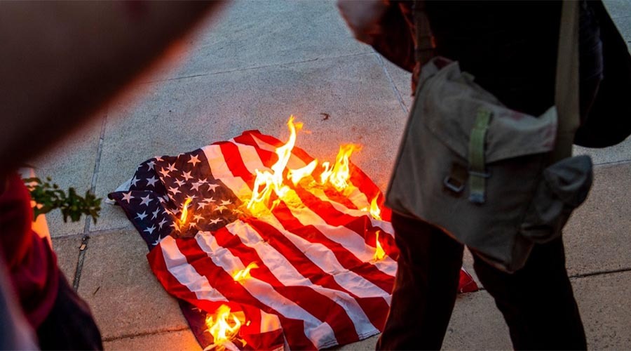 যুক্তরাষ্ট্রে পতাকা পোড়ালে এক বছরের জেল ও ভিসা বাতিল