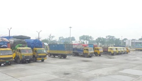 বেনাপোল স্থলবন্দরে ২ মাস ধরে আটকা রপ্তানিমুখী ১৫০ সুপারির ট্রাক