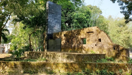 ঝিনাইগাতীর বধ্যভূমিতে নির্মিত স্মৃতিস্তম্ভে আঁকড়ে ধরেছে শেওলা আর পরগাছা