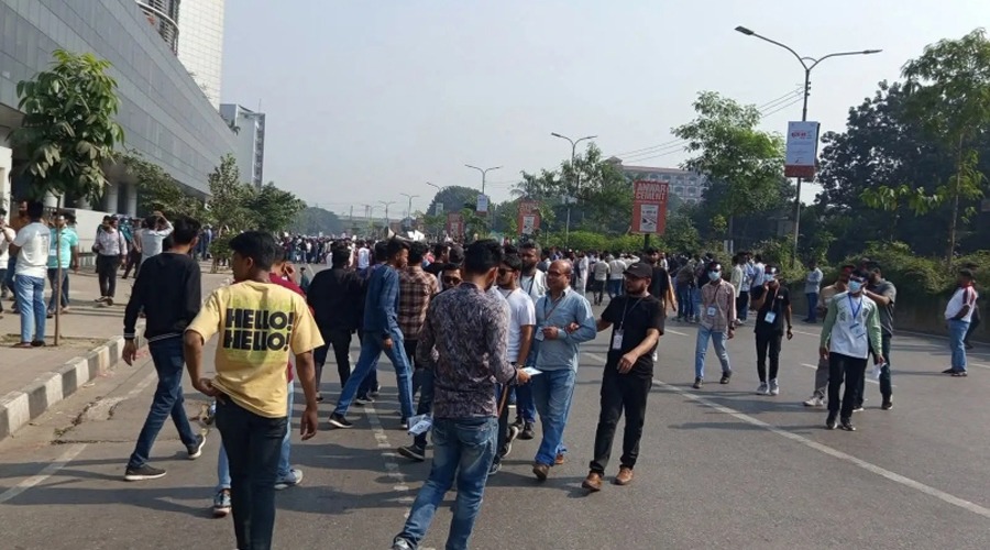 আগারগাঁওয়ে মোবাইল ব্যবসায়ীদের সড়ক অবরোধ