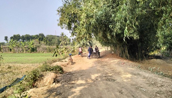 কালীগঞ্জে রাস্তা খুঁড়ে উধাও ঠিকাদার, ১২ গ্রামের মানুষ চরম বিপাকে