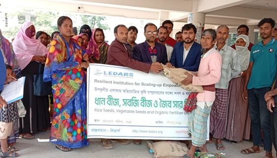 কয়রায় প্রন্তিক কৃষকদের মাঝে বীজ সার  বিতরণ