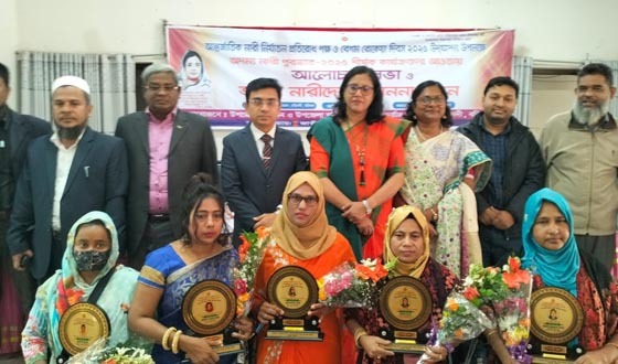 বরিশালের অদম্য নারীরা পেলেন সম্মাননা