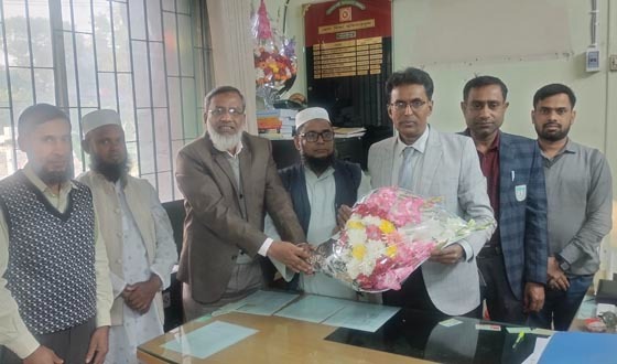 সাতক্ষীরায় নবাগত জেলা শিক্ষা অফিসারকে ফুলেল শুভেচ্ছা