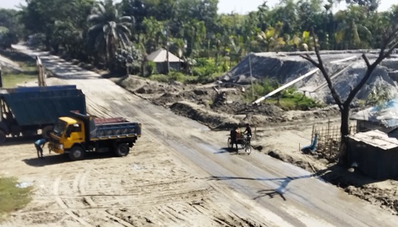 রূপসা ব্রীজের পূর্ব পাড়ে অবৈধ বালু ব্যবসায়ীরা বেপরোয়া!