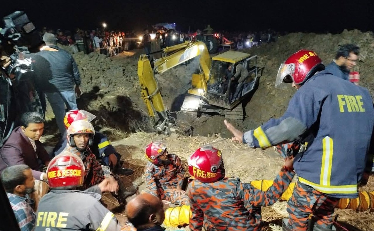 তানোরে নলকূপ বসানো বোরিংয়ের ৩৫ ফুট গভীরে পড়ে গেছে দুই বছরের শিশু