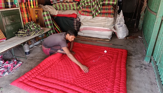 ভূঞাপুরে শীতের শুরুতেই ব্যস্ততা বেড়েছে লেপ-তোষক কারিগরদের