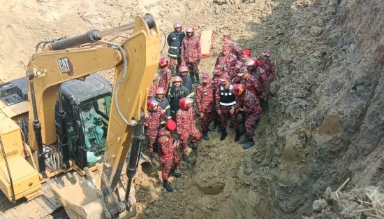 রাজশাহীতে গর্তে পড়ে শিশু উদ্ধার | চিকিৎসকরা জানান —শিশুটি আর জীবি2ত নেই