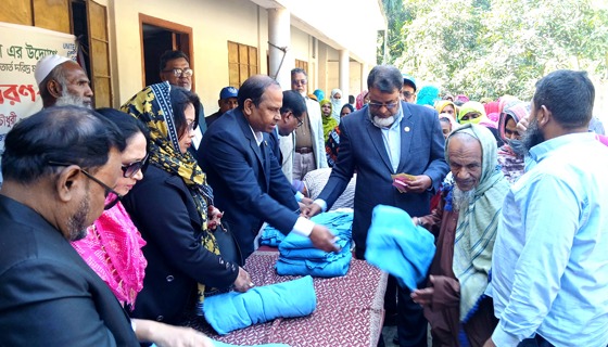 চাটমোহরে রোটারী ক্লাবের কম্বল বিতরণ