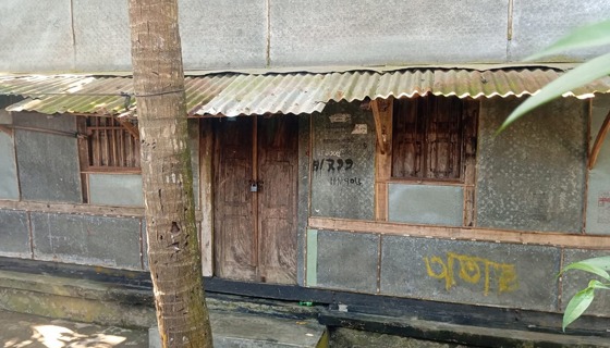 জানালা ভেঙে ওসমান হাদির গ্রামের বাড়িতে চুরি