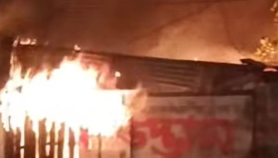 খুলনায় হার্ডবোর্ডের দোকানে অগ্নিকান্ড