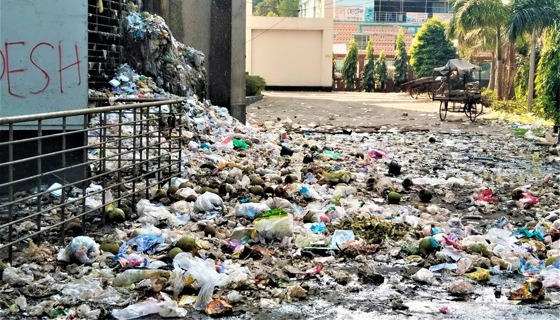টাঙ্গাইল মেডিকেল কলেজ হাসপাতালের গেইটে ময়লার ভাগাড়