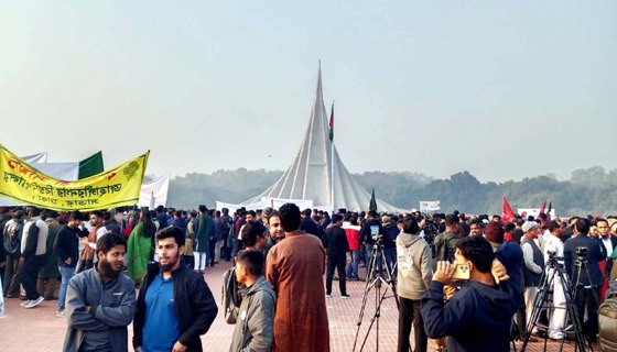 জাতীয় স্মৃতিসৌধে সর্বস্তরের মানুষের ঢল