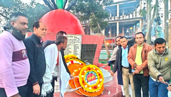 বিজয় দিবসে ত্রিশাল প্রেস ক্লাবের পুষ্পস্তবক অর্পণ
