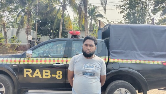 বরিশালে র‍্যাবের অভিযানে স্বর্ণ লুটের মূলহোতা গ্রেপ্তার