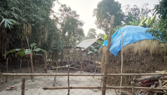 সাপাহারে জমি সংক্রান্ত বিরোধে বাড়ির সীমানায় কাঁটা তারের বেড়া
