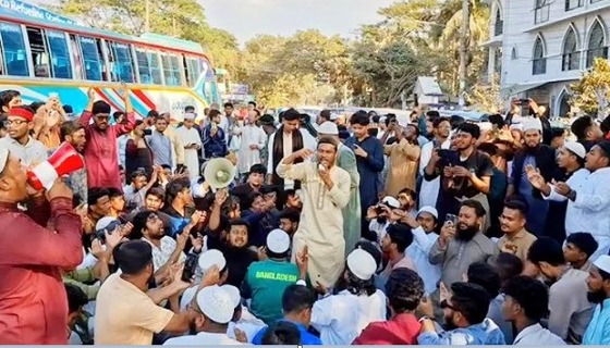 হাদি হত্যার বিচারের দাবিতে চাঁদপুরে সড়ক অবরোধ ও ডিসি'র বাসভবন ঘেরাও