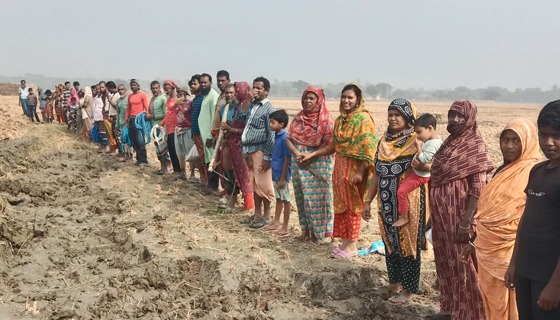 কয়রায় সরকারি খাল দখলের প্রতিবাদে স্থানীয় কৃষকদের মানববন্ধন