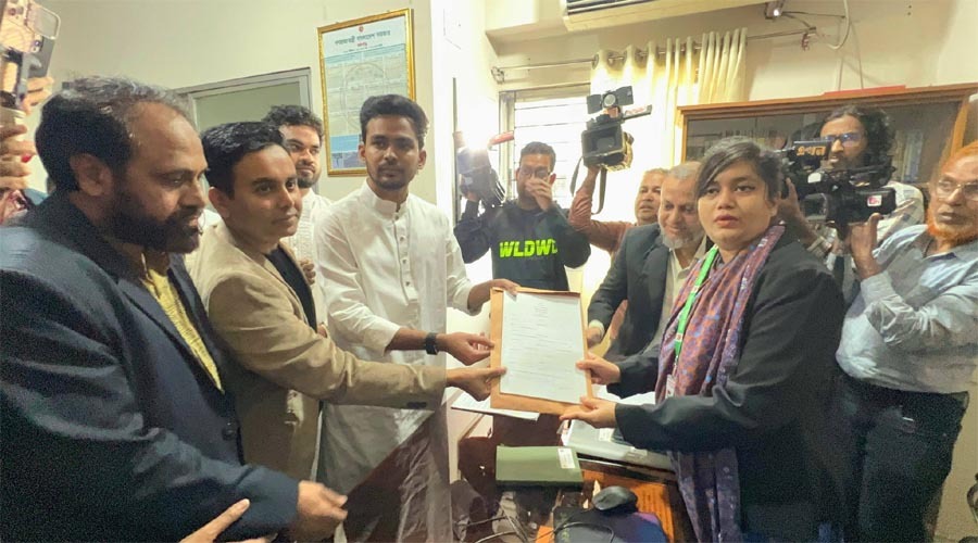 ঢাকা-১০ আসনে স্বতন্ত্র প্রার্থী হিসেবে মনোনয়নপত্র নিলেন আসিফ মাহমুদ