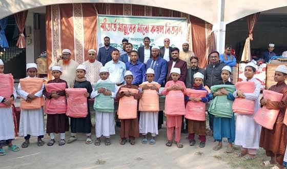 অভয়নগরে এতিম ছাত্রদের মাঝে কম্বল বিতরণ