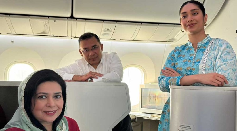 ঐতিহাসিক স্বদেশ প্রত্যাবর্তনে ঢাকায় পা রাখলেন তারেক রহমান