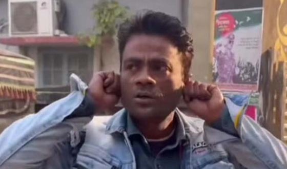 কালীগঞ্জে কান ধরে রাজনীতি ছাড়লেন বিএনপির কর্মী