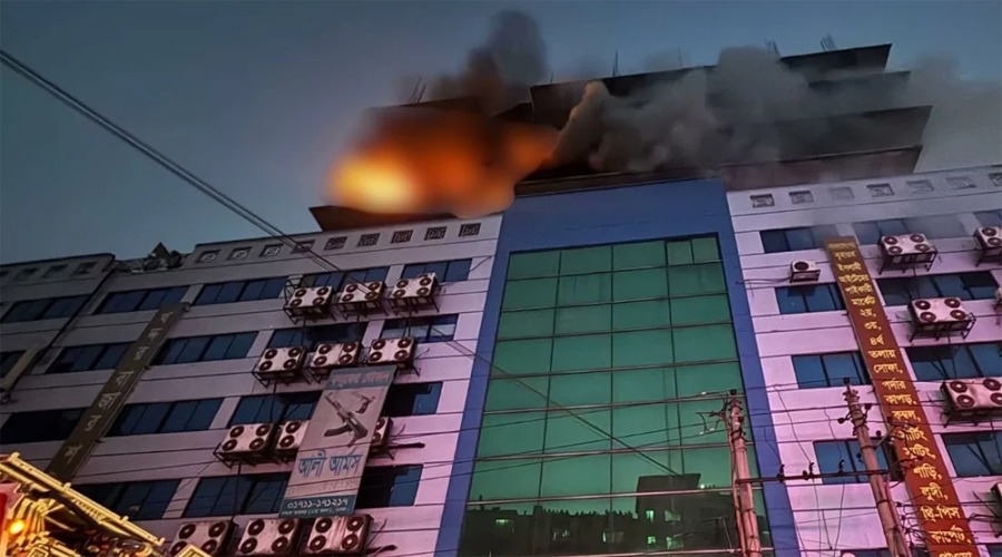 গুলিস্তানে শপিং কমপ্লেক্সে অগ্নিকান্ড, নিয়ন্ত্রণে ফায়ার সার্ভিস