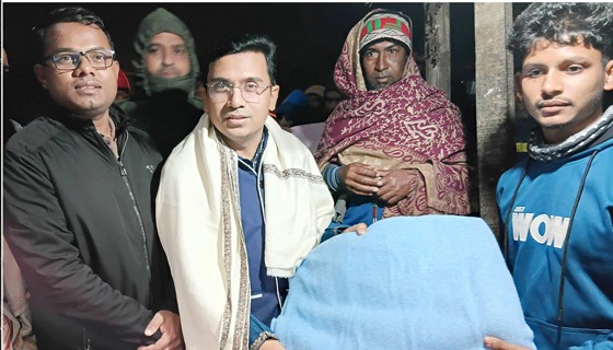 মধ্যরাতে ছিন্নমুলদের পাশে কম্বল নিয়ে হাজির ইউএনও