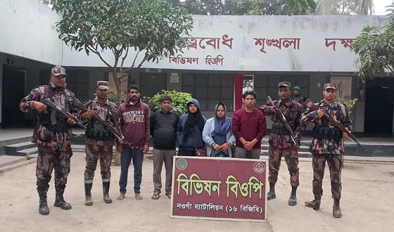 গোমস্তাপুরের বিভিষণ সীমান্তে নারীসহ ৫ জন পুশইন