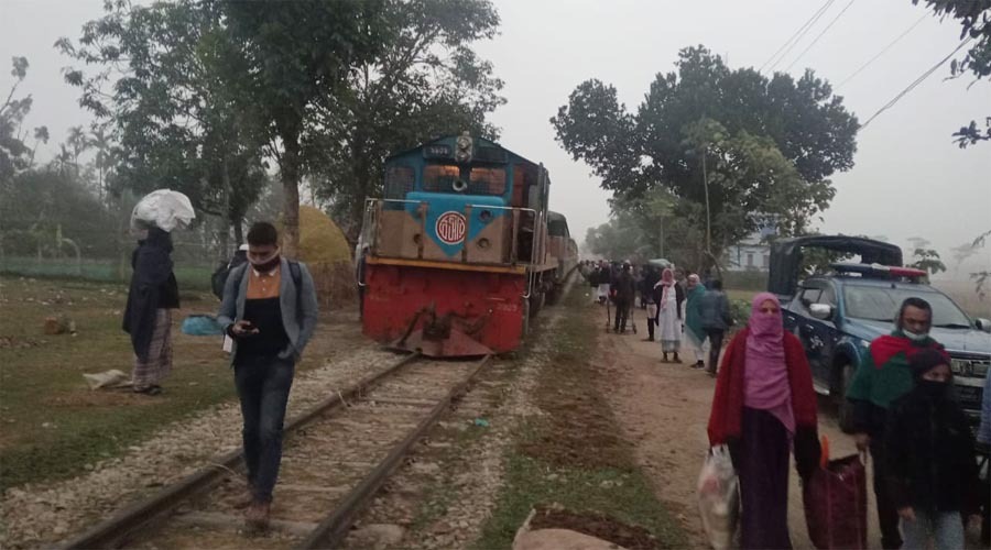 রেললাইন খুলে নাশকতা, গফরগাঁওয়ে ঢাকাগামী অগ্নিবীণা এক্সপ্রেস লাইনচ্যুত