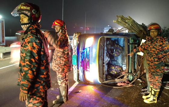 ঘন কুয়াশার কারনে ঢাকা-মাওয়া এক্সপ্রেসওয়েতে মালবাহী ট্রাক দুর্ঘটনায় আহত ৯