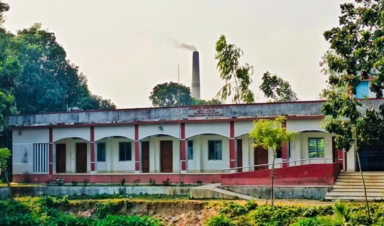 মান্দায় স্কুলের পাশে ইটভাটা, কালো ধোঁয়ায় স্বাস্থ্যঝুঁকিতে শিক্ষার্থীরা