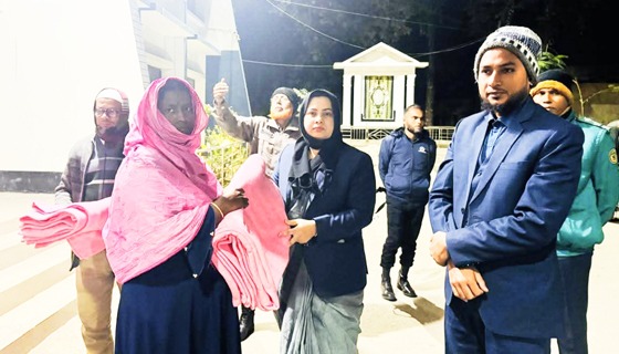 চলমান শৈত্য প্রবাহে শীতার্তদের মানুষের পাশে বাবুগঞ্জের উপজেলা প্রশাসন