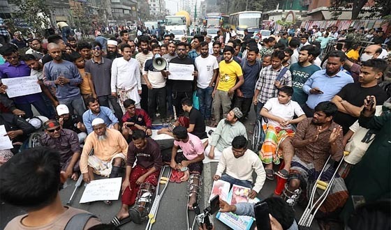 শিশুমেলা মোড়ে আন্দোলনে নেমেছেন গণঅভ্যুত্থানে আহতরা, যান চলাচল বন্ধ