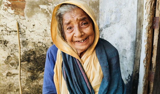 কালীগঞ্জে হলুদ কুড়িয়ে চলে বৃদ্ধার জীবন