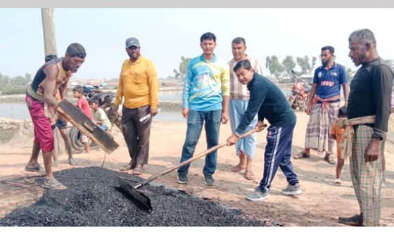আনুলিয়ায় দীর্ঘ প্রতীক্ষিত একসরা সড়কে কার্পেটিং এর কাজ উদ্বোধন