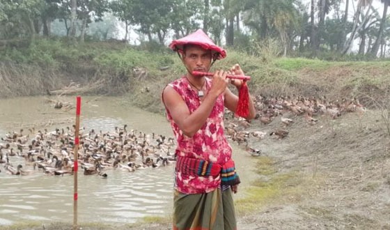 কলারোয়ায় বুদ্ধি ও প্রতিভা খাটিয়ে বেকারত্ব দূর
