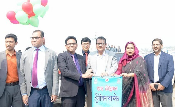 খুলনার রূপসা নদীতে নৌকা বাইচ প্রতিযোগিতা