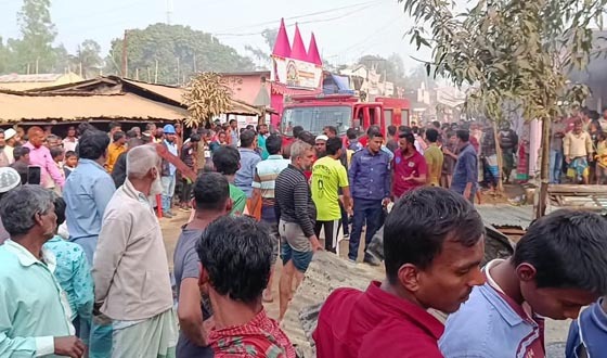 হিলিতে বৈদ্যুতিক শর্ট সার্কিটে আগুন ৫টি দোকানের মালামাল পুড়ে ছাই