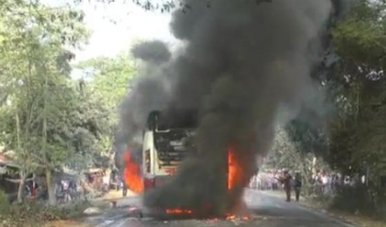 শৈলকূপায় মহাসড়কে টায়ার ফেটে বাসে আগুন