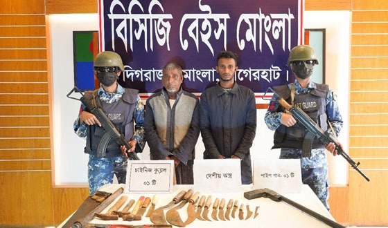 শ্যামনগরে অপারেশন ডেভিল হান্টে অস্ত্রসহ দুই বনদস্যু আটক
