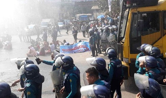 শাহবাগে আন্দোলনকারীদের পুলিশের লাঠিচার্জ-সাউন্ড গ্রেনেড
