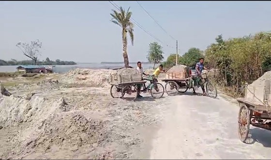 দেবহাটায় সরকারী নিষেধাজ্ঞা অমান্য করে অবৈধভাবে বালু উত্তোলন